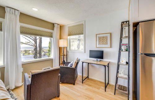 Walk to Winema Road Beach Home with Hot Tub! - Foto 5