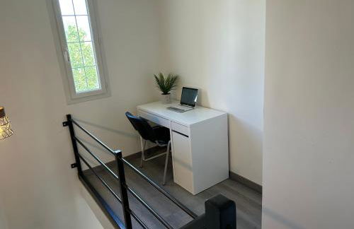 House with terrace près de l'Aéroport RoissyCDG - Tour Eiffel - Champs Elysée - Paris - Aéroville centre commercial - Parc Astérix - Disneyland Paris - Mer de sable - Châteaux de Chantilly et Ecouen - Parc des expositions Villepinte - Le Bourget - Foto 7