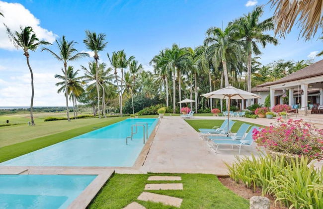 Magnificent Eight Bedroom Holiday Home - Photo 18