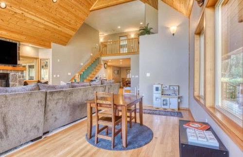 Iron Mountain - Spacious Secluded Lodge with Hot Tub & Game Room - Photo 17