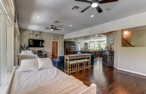 The San Bernard River waterfront provides private access to a spa, boat ramp, and jet skiing - Photo 14