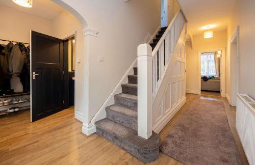Detached House In Prestwich Sleeps 10 with Parking - Foto 11