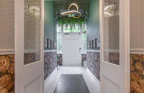 Stunning Hyde Park Home with Private Balcony & Lift Elevator Access - Foto 29