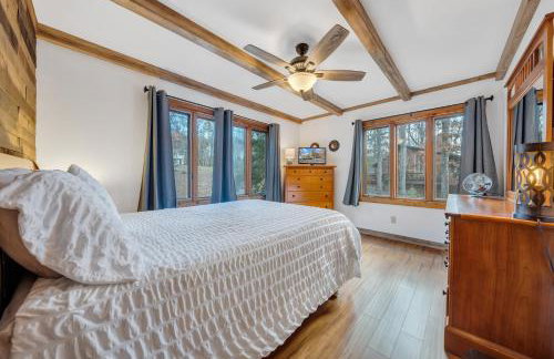 Lakeside Lodge - Lakefront home with private dock & hot tub - Foto 15