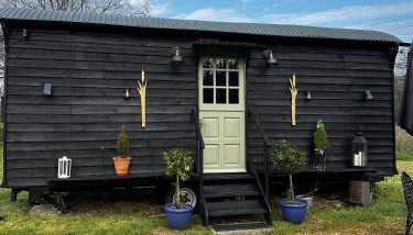 Mountbatten Shepherds hut & Buckhurst Shepherds hut - Photo 3