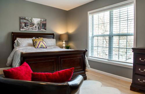 Cozy condo with yard and patio. Long-stay discount available - Foto 1