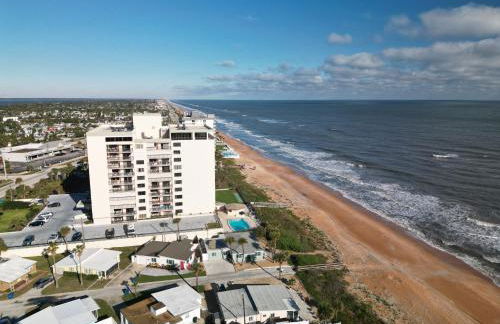 Renovated direct oceanfront condo with spacious balcony, heated pool, and garage parking - Foto 29