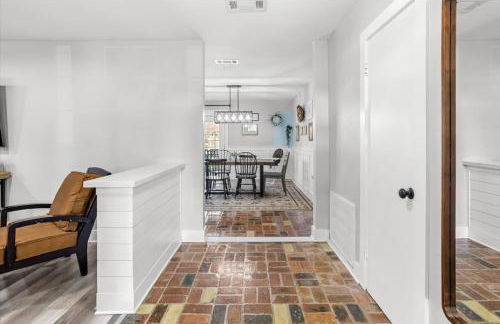 Ranch Home Gem 5BR Home Sleeps 12 with Game Room - Foto 7