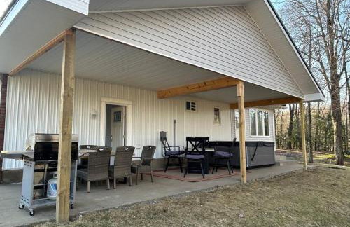 Large home with hot tub in serene wooded setting - Foto 48