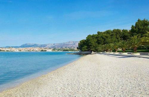 Modern Red & Blue Apartment - Photo 36