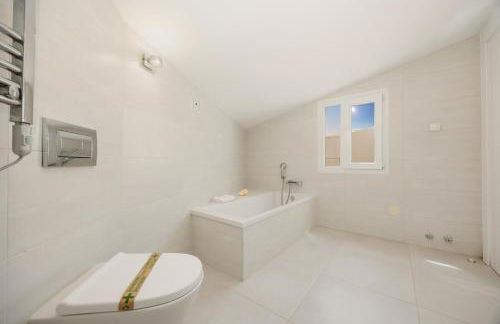 Marbella, Costabella - Beachfront Villa with Heated Pool - Photo 34