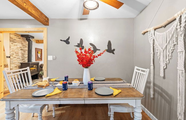 Sweet Pine Deck + Hot Tub, Cozy Modern Interior Close to Ski Resort! - Foto 46