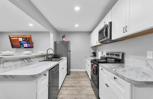 Cozy 2BR Escape close to Dining and Nightlife with WiFi - Foto 3