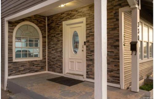 Experience Serenity in a 4BR3BA Downtown Home - Foto 1