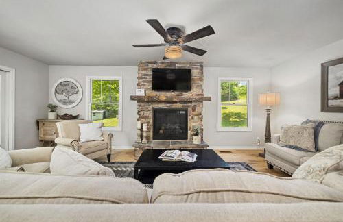 Family-Friendly 3BR Home w Bunk Room & Yard - Photo 1