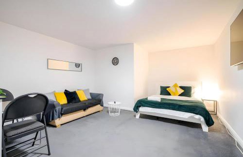 Modern Derby Studio - Sleeps 4, Close to Amenities & Parking - Foto 6