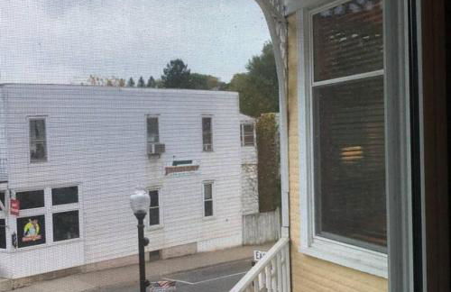 Small Town Hideaway - Photo 6