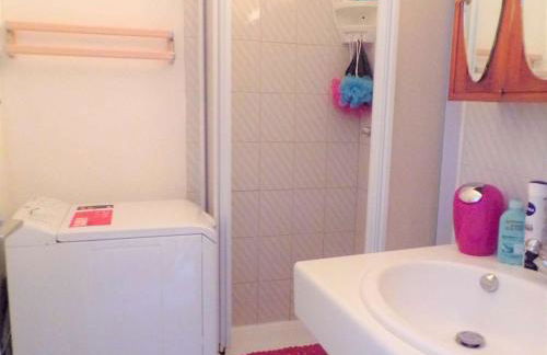 2 Pièces avec Piscine, Proche Plage et Commerces, Quartier Calme avec Parking Privé - FR-1-328-145 - Photo 10