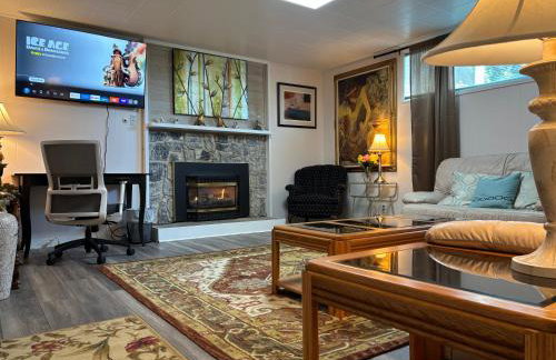 Roomy 2 bedroom 1 bath with private entrance, with fenced yard, and sports court - Foto 1