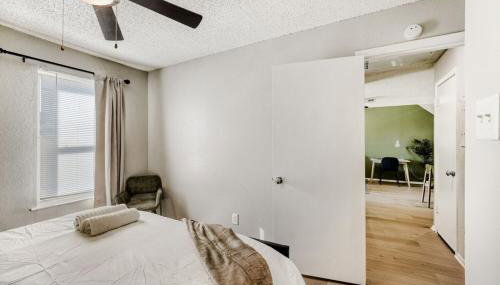 Polished King Getaway - Sleeps 4 - Pool, Prkg - Foto 5