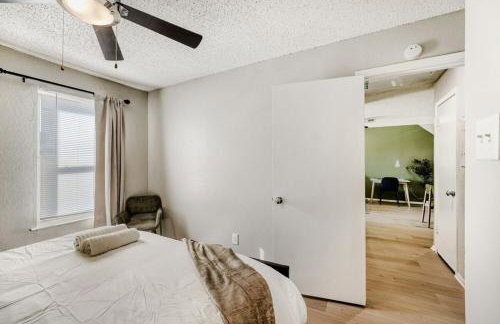 Polished King Getaway - Sleeps 4 - Pool, Prkg - Foto 5