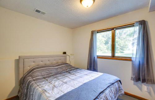 2 Mi to Cedar Lake Quiet Home with Fire Pit and Deck - Foto 20