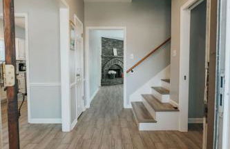 Beautiful Updated Home with Pool - Foto 19