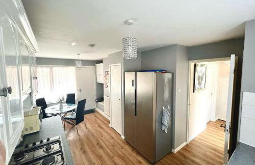 Clicketts - 3-Bedroom, Full Entire House, Sleeps 6 guests, Free wifi, Street Parking, Smart TV, Basildon, Essex London - Foto 40