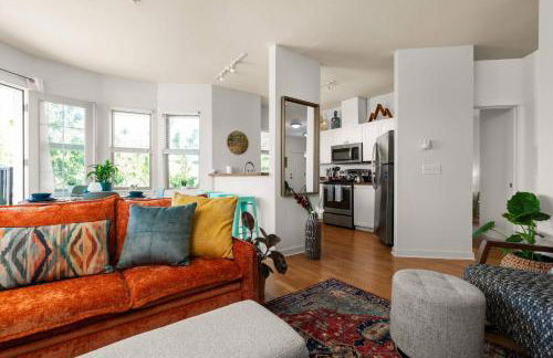 Chic 2BR • King Beds • Huge Patio • 95 Walk Score! - Foto 29