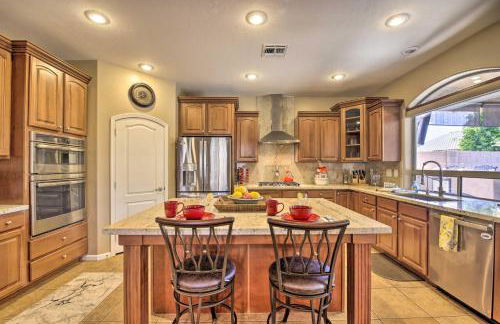 Family Gem in Phoenix with Saltwater Pool and Theater - Foto 12