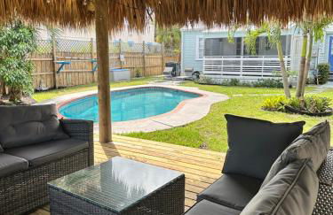 The Peacock Bungalow- Heated Pool & Jacuzzi- 5 min to beach! - Foto 6