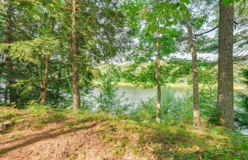 Riverfront Greenbush Studio with Porch and Views! - Foto 26