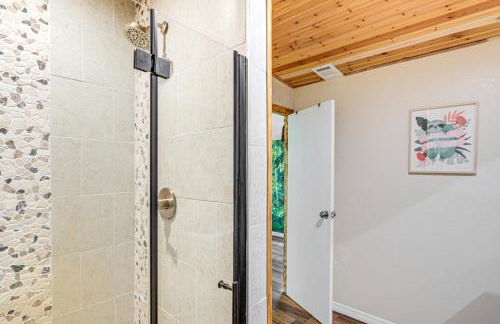 Sleep With Sloths and Lemurs! Modern Webster Home - Foto 16