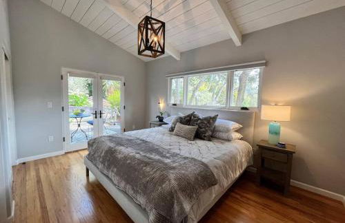 Gorgeous 3-bdrm home, walk to town and beach - Photo 49