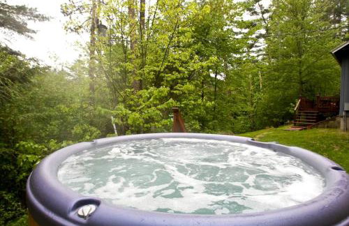 Your Perfect Getaway: Mountain Cabin Retreat with Hot Tub and Fireplace in Lisbon, NH - Foto 16