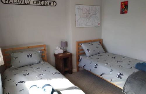 Norwich City, lovely 3 bed house, EV charger, garden with BBQ, free parking for 3 cars - Foto 4