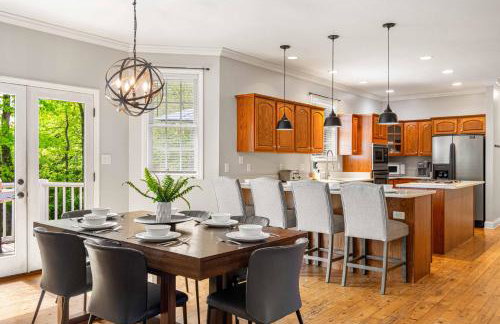 15 Minutes to Asheville! Spacious 7BR Luxury Home | Pool | Hot Tub | Game Room - Foto 29