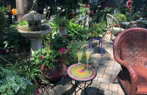 Live in this iconic East Side lower level unit - Foto 15