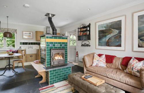 The East Wing Set in Beautiful Gardens Parking - Foto 1