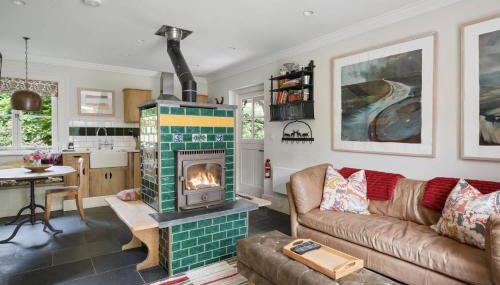 The East Wing Set in Beautiful Gardens Parking - Foto 1