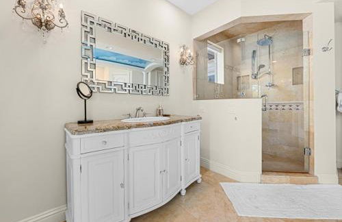 Near the Beach • Pool & Jacuzzi • Waterfront Villa - Foto 51