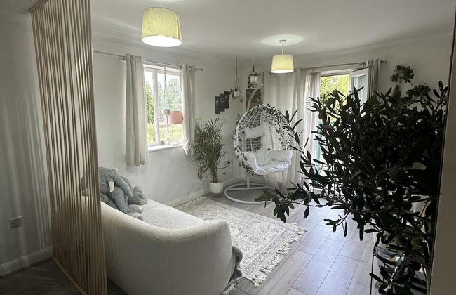 Charming Mi Casa Es Tu Casa 2-bed in Dagenham - Photo 13