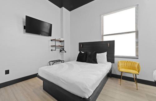 The Neon Elm Hotel - Foto 60