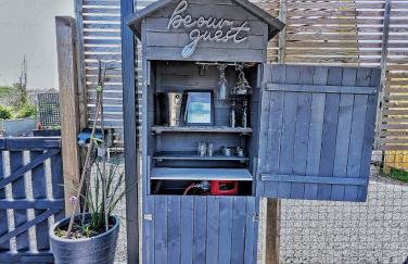 Rural Private Lodge - With Hot Tub - Outdoor Kitchen and Covered Lounge for Two - Foto 6