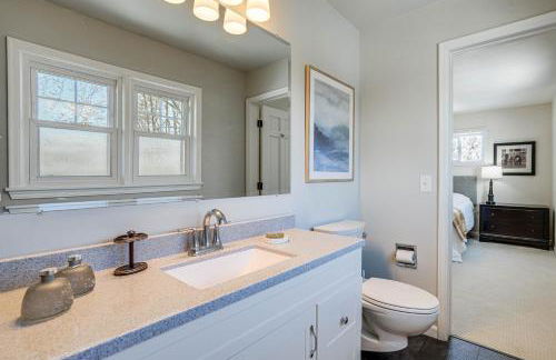 Family Fun on Lake Bemidji! Spacious Home with Yard - Foto 22