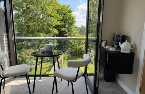 Modern Luxury Home with Spacious Garden close to Warner Bros Studio - Foto 18