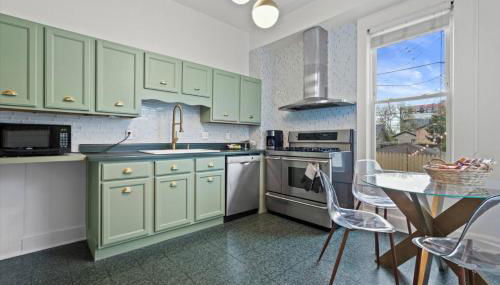 4 Bedroom 3 Story Townhouse with Free Parking - Foto 4, stove, dishwasher