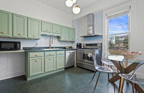 4 Bedroom 3 Story Townhouse with Free Parking - Foto 4