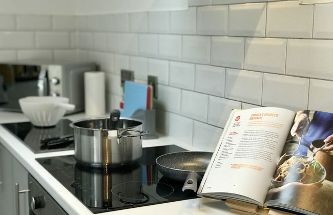 Stylish 3 Bedroom House Only 5 Mins From M6/m58 - Photo 20