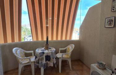 Benalbeach Beauty- Sunny studio with ocean views, balcony, and windows in every room - Foto 2